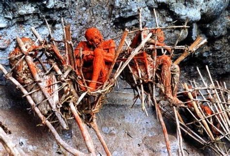 विचित्र किन्तु सत्य - अंगा आदिवासी जो लाशों को ममी बनाकर रखते है ...