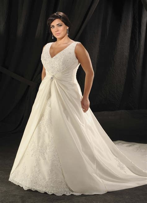 Свадебные платья на полных и низких девушек - 85 фото