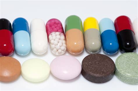 Verschiedene Kapseln Und Tabletten in Der Reihe Stockfoto - Bild von ...
