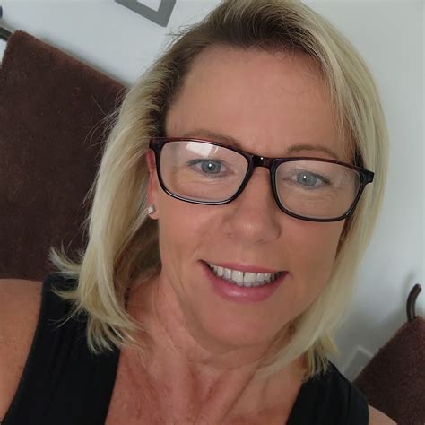 Biography and Public Profile for Laurel Hecker 16