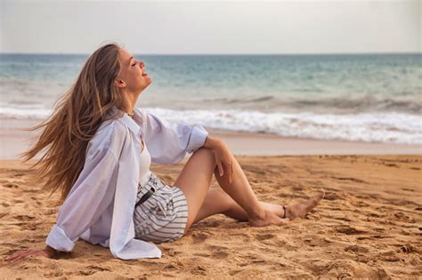 Foto de Mulher Jovem E Elegante Feliz Na Moda Praia Sentada Na Praia De ...