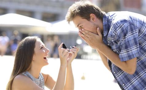 Eight women who decided to propose - BBC News