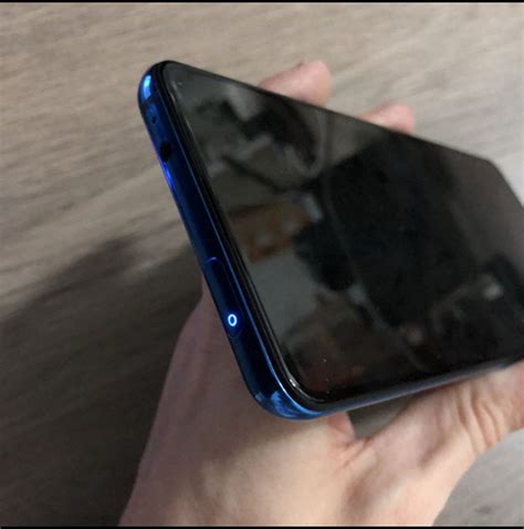 Индикатор уведомлений в Redmi K20 и Xiaomi Mi 9T расположен в ...