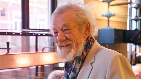 Ian McKellen interpreta texto de 400 anos de Shakespeare para criticar