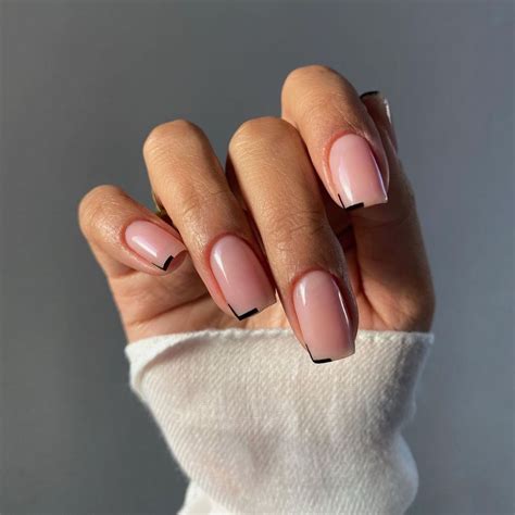 Discover The Most Elegant And Classy Short Round Nails Designs For A Professional And Polished Everyday Look 14