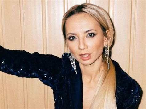 "Просто секс, і крапка", "Гарні ніжки". Сопонару підняла ногу перед ...