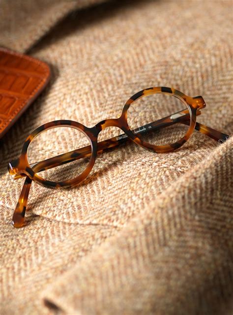 Classic Small Round Frame in Paris Tortoise - The Ben Silver Collection