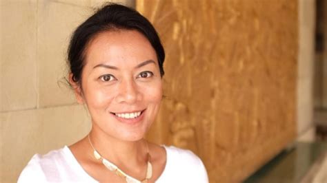 cerita dewi lestari putuskan peluk agama budha