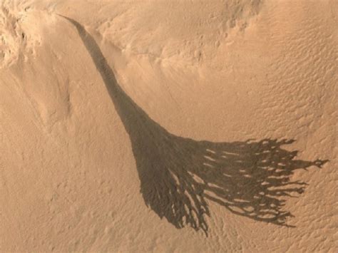 Mars and the mysterious streaks that continue to puzzle scientists ...