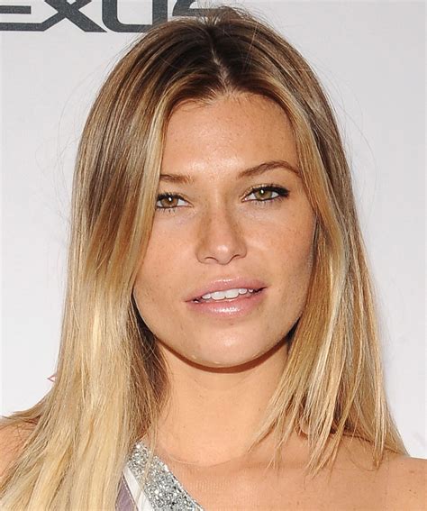 Samantha Hoopes – 2015 Sports Illustrated Swimsuit Issue Celebration in