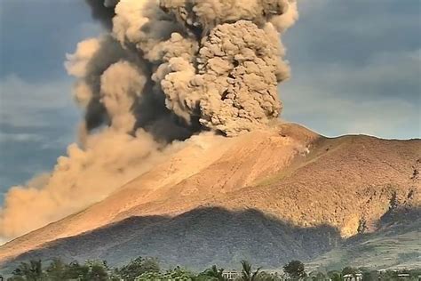 philippines kanlaon volcano erupts spewing ash km high south china
