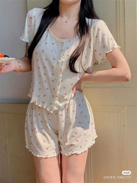 This super cute women's pajamas set comes with an allover heart print ...