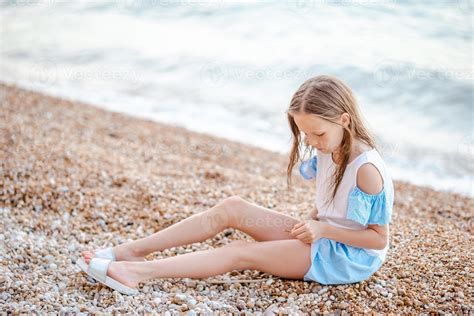 Cute little girl at beach during summer vacation 18055417 Stock Photo ...