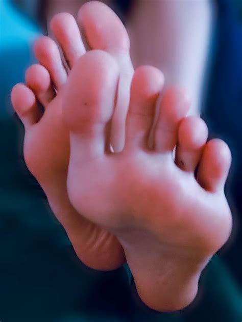 I've been walking all day my feet hurt : r/Male_Feet