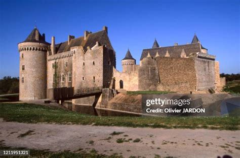 chateau de suscinio stock  high res pictures  images