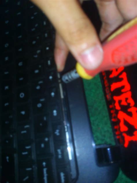 cara membuka baut hp yang keras 1
