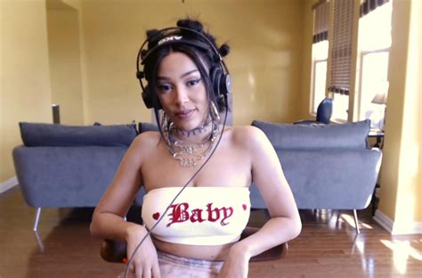 Doja cat or GothEgg, who has the better boobs : r/boobs