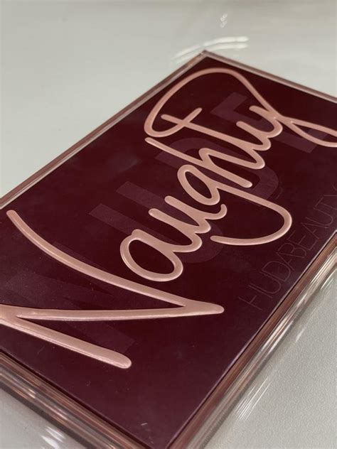 Палетка теней huda beauty — цена 1800 грн в каталоге Тени для век ...