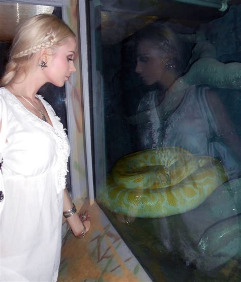 est100 一些攝影(some photos): Valeria Lukyanova , Ukraine model real-life