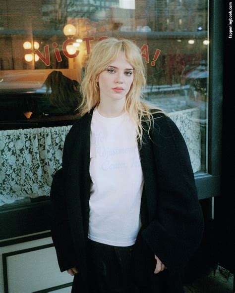 Sophie Thatcher / soapy.t Nude, OnlyFans Leaks, Fappening - FappeningBook