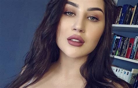 Instagram-povipommi Louisa Khovanski saa kurveillaan miesten päät pyörälle