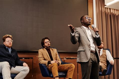 How to Write a Good Speech: 10 Steps and Tips