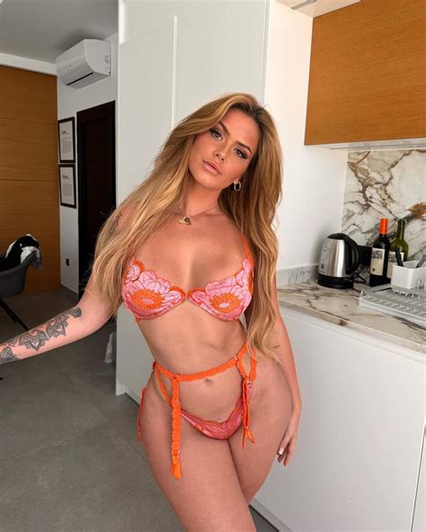 Arabella Mia Shows Off Suspender Undies In Her Kitchen! – GoodBadBreaking