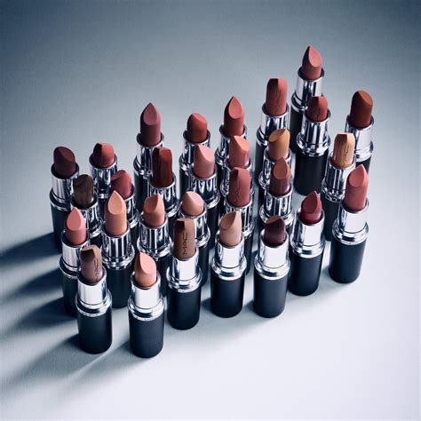 Ce lancement de rouge à lèvres Nude de MAC Cosmetics marque le retour d