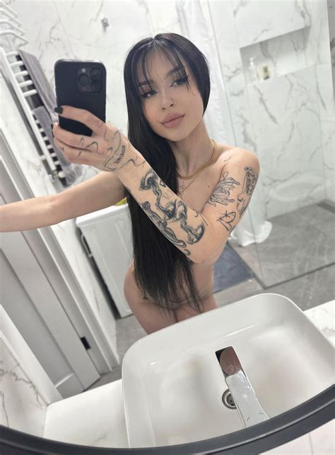 I love surprising people with what's hiding under my shirt 😋 : r