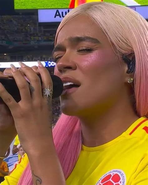 Critican a Karol G cantando el himno nacional de Colombia - Attorneys