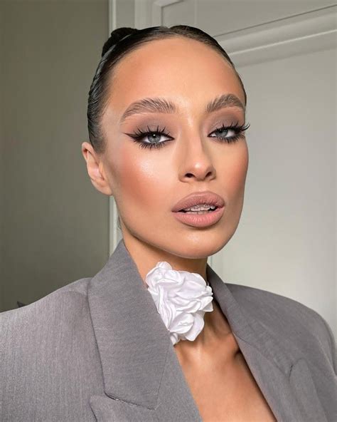 Pin by Eva 🪐 on makeup aesthetic 🪄 | Glowing makeup, Evening makeup ...
