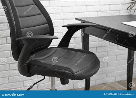 moderna silla de oficina en  interior elegante foto de archivo