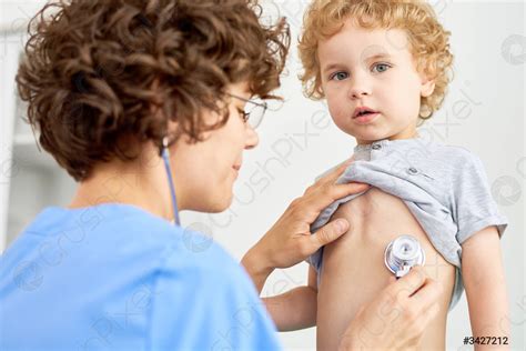 Kinderarts die luistert naar de ademhaling van kinderen - stockfoto ...