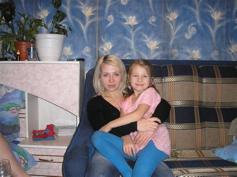 Марина сонина с дочкой на диване 92 фото