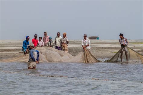 JAMUNA, BANGLADESH - NOVEMBER 7, 2016: Local Fishermen on in Jamuna River, Banglade Editorial ...