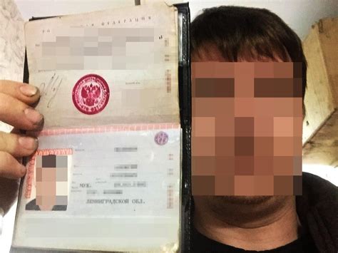 С открытым лицом. По Сети гуляет база селфи с паспортами, сделанными ...
