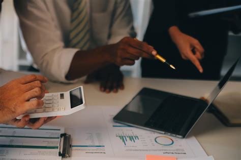 co conferência de trabalho, reunião da equipe de negócios presente