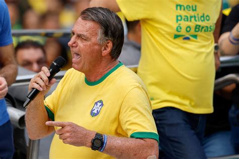 Ao NYT, Bolsonaro descarta apoiar filhos para a Presidência nas