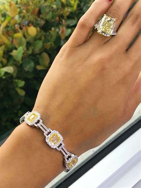 Lady Gaga Yellow Diamond Necklace at Oscars 2019