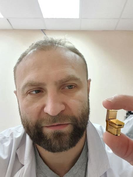Золотые унитазы, Яхты, виллы и дворцы, На айфонах блещут стразы, Вы ...