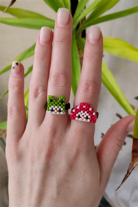 Котики из бисера в шапочке 🐸 и 🍄 | Jewelry crafts, Loom beading, Beads