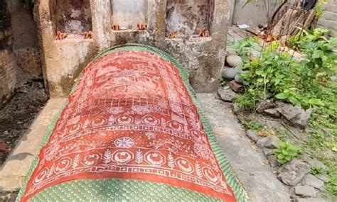hindu ei badite hz debdebeer pujo abar badite rzeche peeror majar