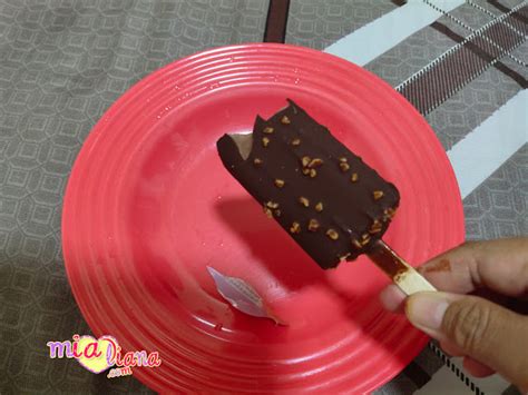 malam malam makan aiskrim coklat