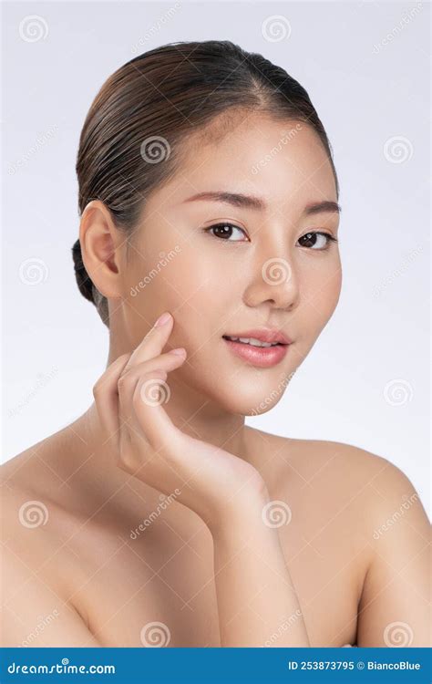 Retrato De Una Jovencita Preciosa Posando Un Gesto De Belleza Con Piel