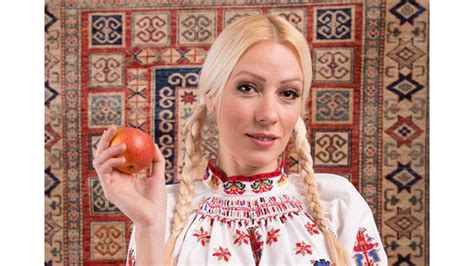Деси Бакърджиева: Когато човек обича, не трябва да очаква да му се ...