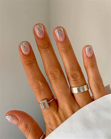Las uñas puntas de plata es la versión del manicure francés perfecta ...