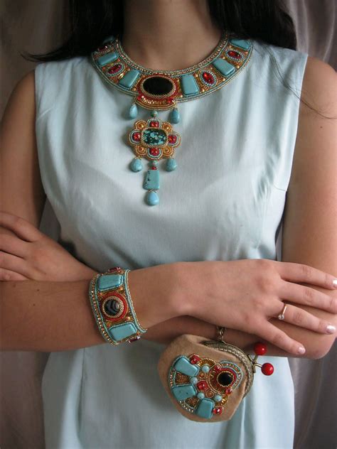 Pin by Pinner on Бисер и бусинки | Beads craft jewelry, Bead embroidery ...