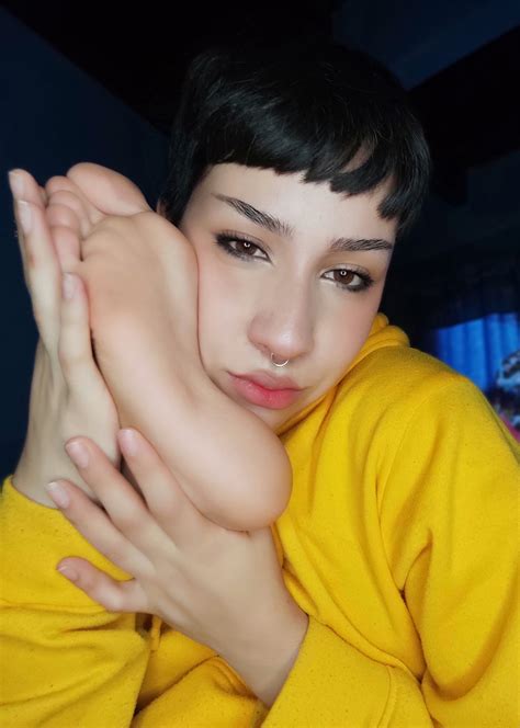 stretching my long toes.. : r/FeetToesandSoles