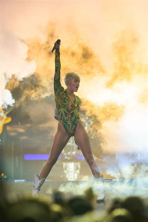 [VIDEO] Miley Cyrus' Family Tour Bus Catches Fire