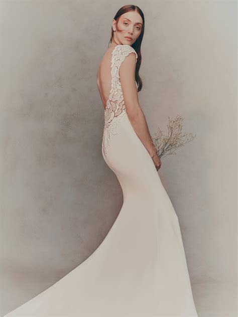Mermaid Wedding Dresses - Classy & Elegant Gowns | Pronovias